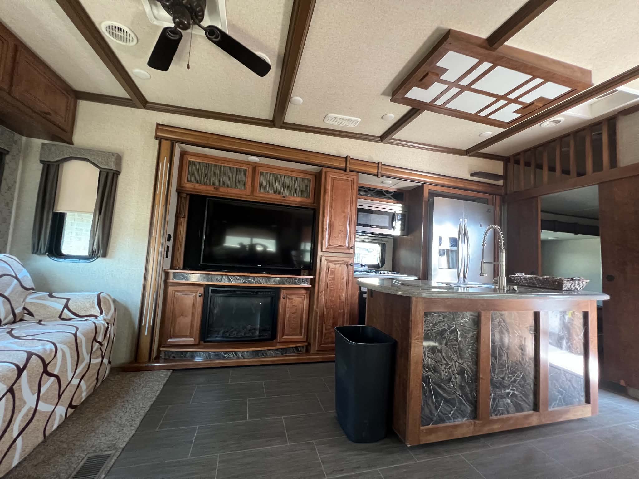2018 Big Country 5th Wheel Model 3850MB VIN 5995 - Image 13