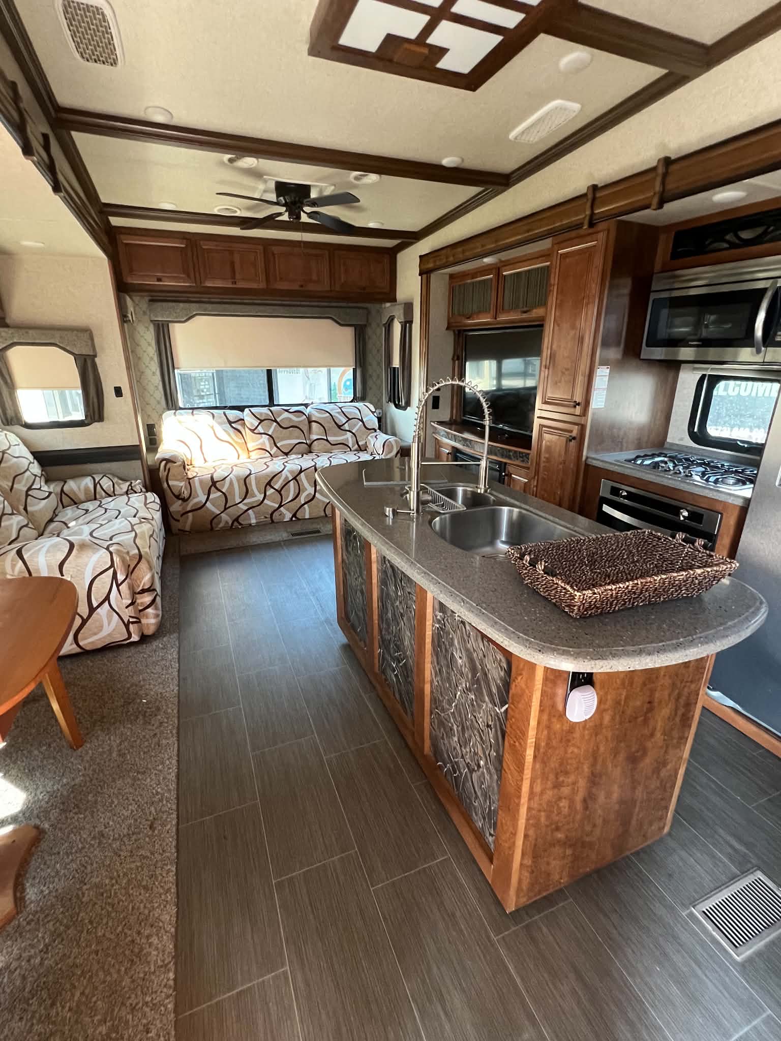 2018 Big Country 5th Wheel Model 3850MB VIN 5995 - Image 9