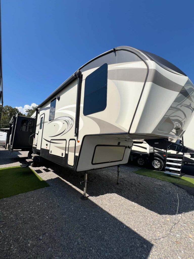 2018 Cougar 5th Wheel 327 RES VIN 1674