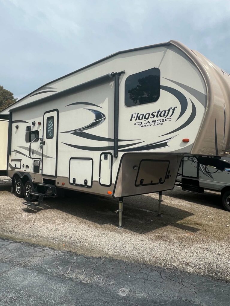 2017 FLAGSTAFF  5th wheel BUNKS VIN 6970