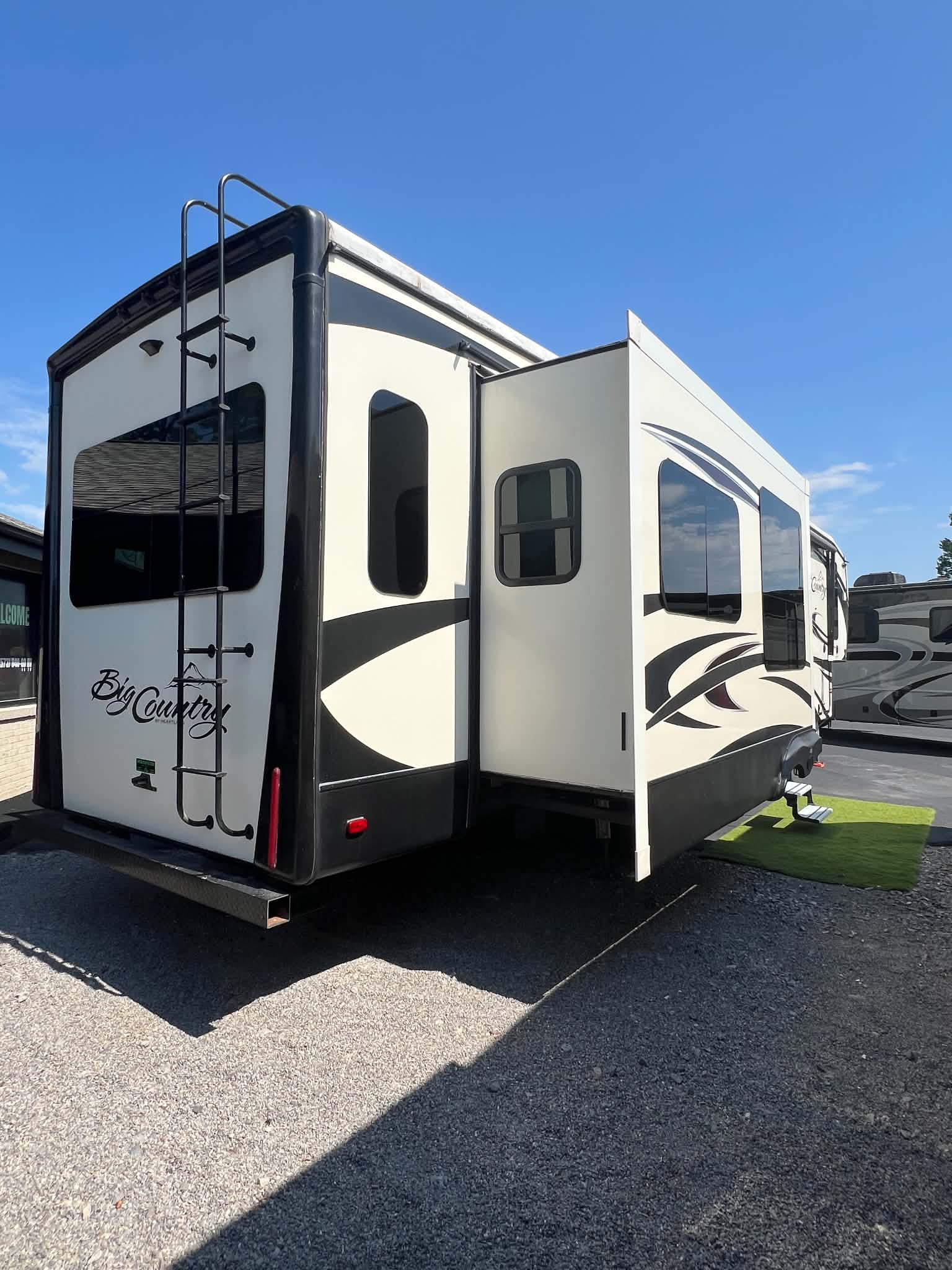 2018 Big Country 5th Wheel Model 3850MB VIN 5995 - Image 5