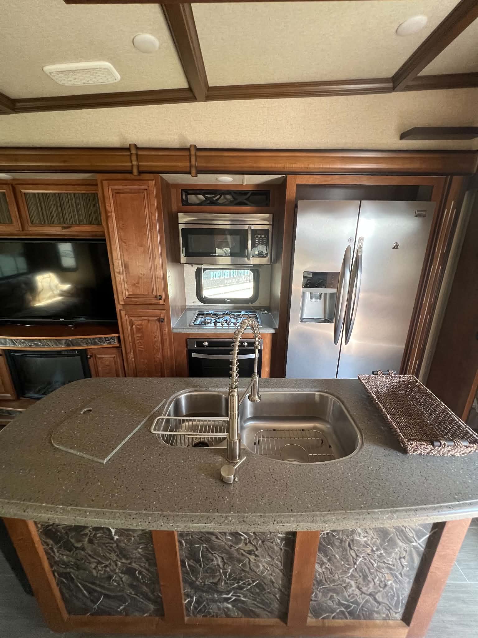 2018 Big Country 5th Wheel Model 3850MB VIN 5995 - Image 15