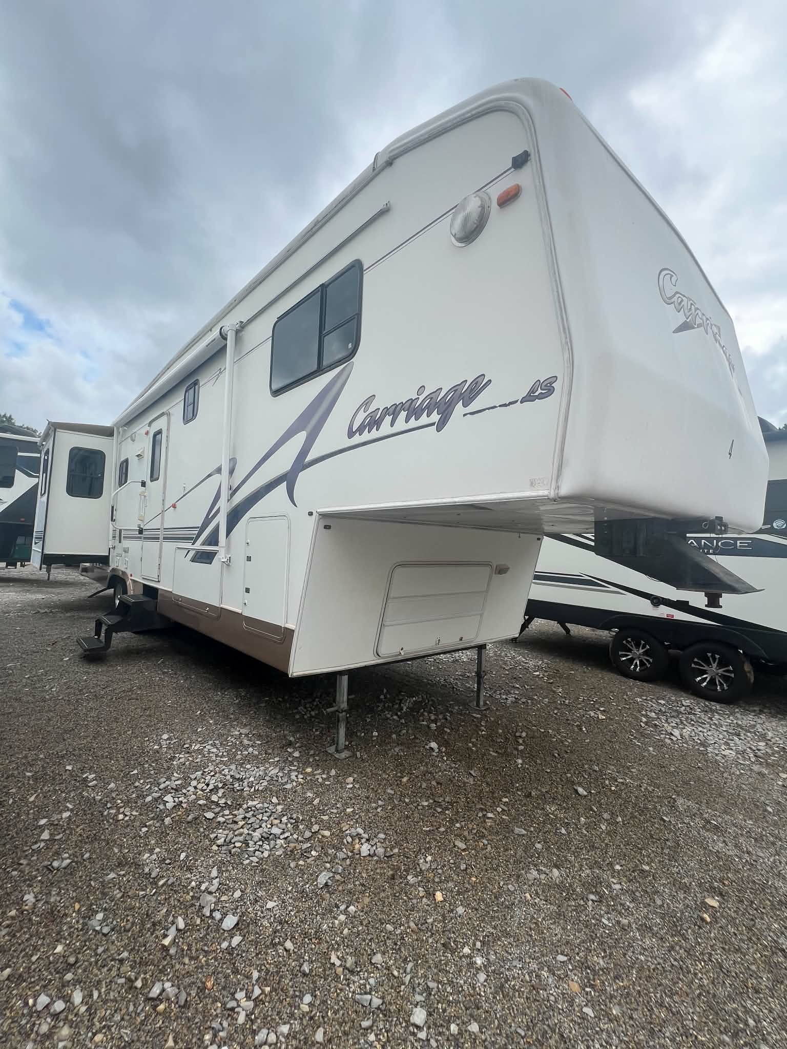 2000 CARRIAGE 5th WHEEL LC 364 - Image 2